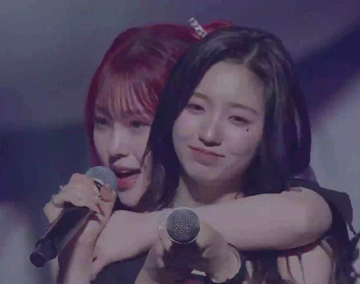 chaehyun_bby's tweet photo. chaehyun hugged yeseo and then mashiro joined in.. https://t.co/h1MjQkWR9l