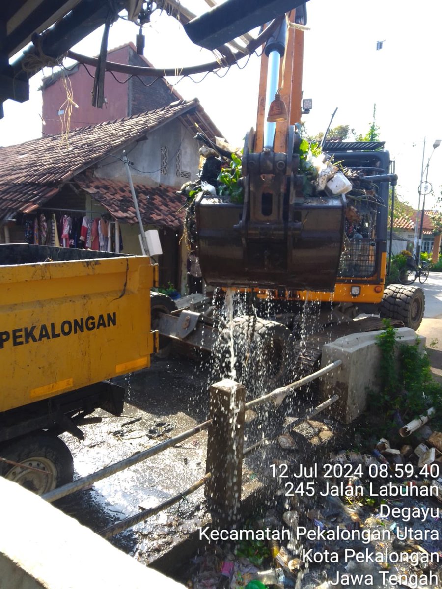 Jumat 12 Juli 2024 kegiatan rutin pemeliharaan saluran/drainase bidang SDA DPUPR Kota Pekalongan membersihkan saluran Baros 9 Kelurahan Degayu.
Himbauan untuk masyarakat kota Pekalongan jangan membuang sampah di saluran/sungai/drainase/selokan.