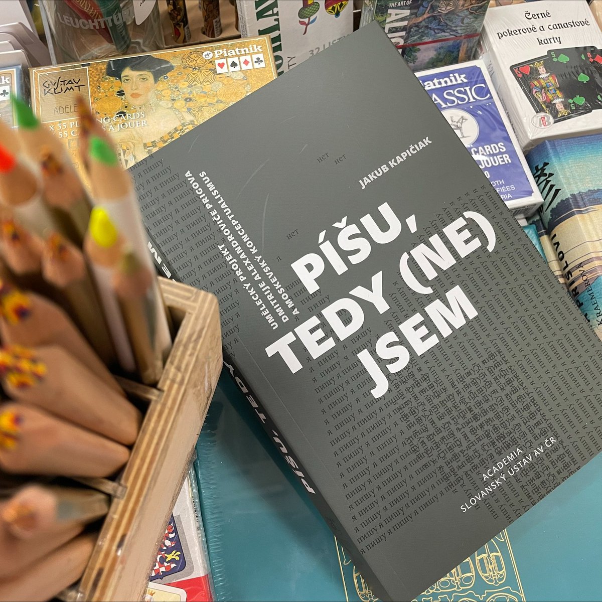 Academia (@naklacademia) on Twitter photo Mnohostranný pohled na rozsáhlé dílo moskevského konceptualisty Dmitrije Alexandroviče Prigova (1940–2007) přináší 📖 NOVINKA Píšu, tedy (ne)jsem. Knihu Jakuba Kapičiaka jsme vydali v koedici se <a href="/SlovanskyU/">Slovanský ústav Akademie věd ČR, v. v. i.</a>
Více si o novince můžete přečíst na našem webu👇
academia.cz/knihy?id=3247 Mnohostranný pohled na rozsáhlé dílo moskevského konceptualisty Dmitrije Alexandroviče Prigova (1940–2007) přináší 📖 NOVINKA Píšu, tedy (ne)jsem. Knihu Jakuba Kapičiaka jsme vydali v koedici se <a href="/SlovanskyU/">Slovanský ústav Akademie věd ČR, v. v. i.</a>
Více si o novince můžete přečíst na našem webu👇
academia.cz/knihy?id=3247