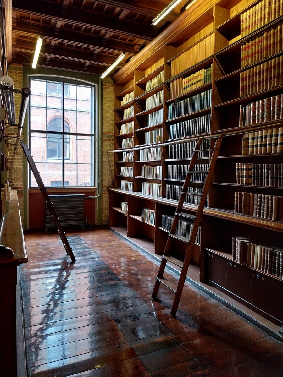 mediothek's tweet photo. Zwei Kolleginnen waren vor kurzem in Kopenhagen und haben uns diese tollen Impressionen aus der Universitätsbibliothek mitgebracht 😍📚
Das sieht doch echt aus wie im Film! 
...oder als hätte man ChatGPT nach Bildern einer klassisch eleganten Bücherei gefragt 😉 https://t.co/bZFCWm344W