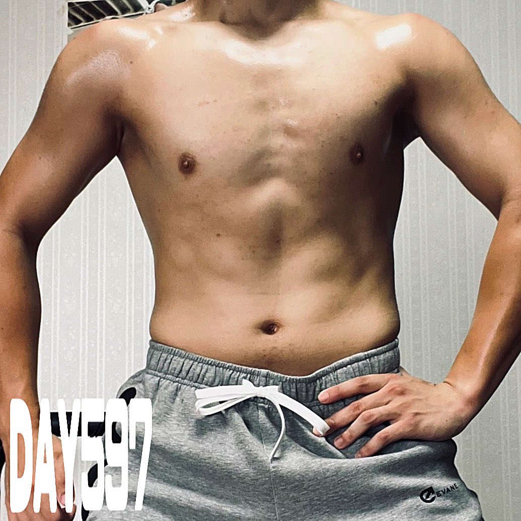 utamaru_fit's tweet photo. #DAY596
脚トレ終了🫡
仕事前にしっかり汗かいて、太腿と脹脛をパンプできました🏋️
休日出勤じゃなければ寿司🍣が食えてたのに残念😭
ゴールドの相場を見つつ、まったり休日出勤を頑張ります👨💻
皆様、今週も楽しんでいきましょう😁👍
#筋トレ
#ダイエット
#ボディメイク https://t.co/vqsycJiICl