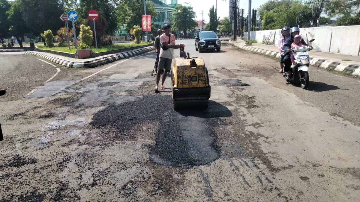 Jumat, 12 Juli 2024 melalui Bidang Bina Marga DPUPR Kota Pekalongan melaksanakan kegiatan rutin Pemeliharaan Rutin Jl. Diponegoro dan Jl. Binagriya Raya.