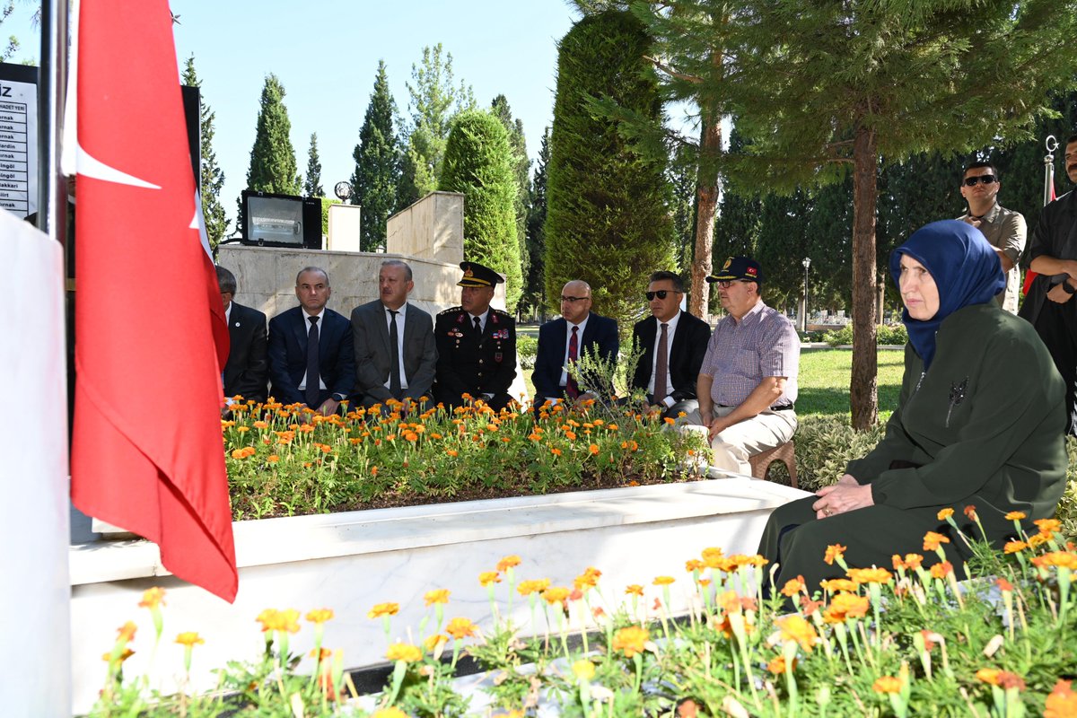 denizlimem's tweet photo. 📍Denizli Asri Mezarlık Şehitliği 

#15Temmuz Demokrasi ve Milli Birlik Günü dolayısıyla Asri Mezarlık Şehitliğinde düzenlenen anma programına Denizli Valisi Sn. Ömer Faruk Coşkun, İl Milli Eğitim Müdürümüz Dr. Emre Çalışkan ve protokol mensupları katıldı.

@tcmeb @emre_caliskan https://t.co/OE2GPKXEXs