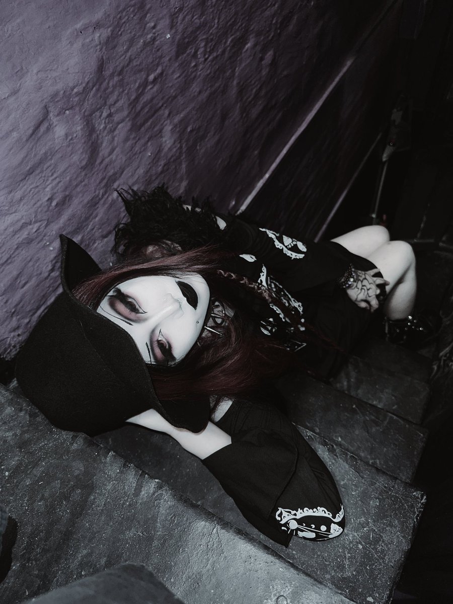KII999ARA's tweet photo. #goth #satan #blackmetal https://t.co/PKNbk3mrl7