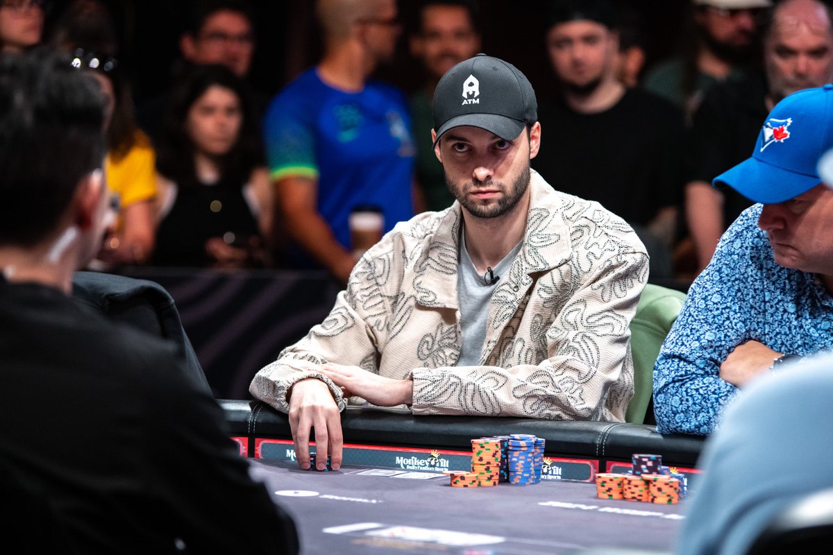 jetonsethommes's tweet photo. [ #LIVE ] Main Event des #WSOP : le Français Malo Latinois est en table finale 🔥🔥🇫🇷🇫🇷 (Buy-in 10.000$ - 10.112 joueurs). 10 millions de dollars à la gagne !!
📸 WSOP
#poker #WSOP #LasVegas https://t.co/SaiZJcEbZO