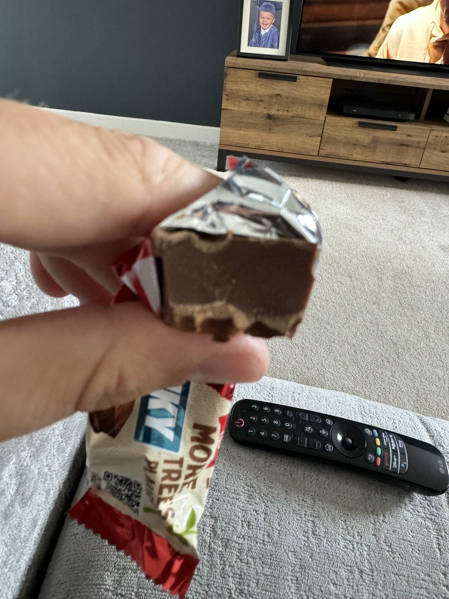PhilWallis09's tweet photo. @KITKAT when ya looking forward to a kitkat chunky and it’s just chocolate 😩😩 
#DayRuined https://t.co/Zh9CHS1fbG