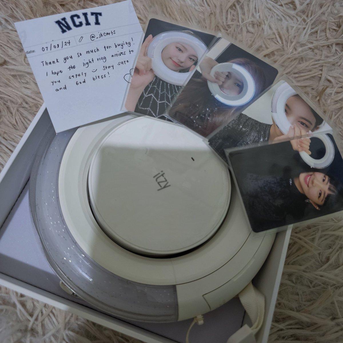 _lovesvtzy's tweet photo. 🛒 @wtbyejisu #thankujisu

my itzy lightring is hereee 🥹 thank you so much for being so accommodating and nice :) the package got here safelyyy 🤍 https://t.co/Q6MUVJ6EMp