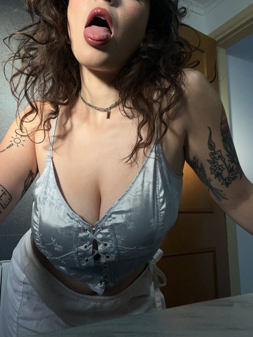 I&rsquo;m offering half-off my OF to celebrate my birthday this week! 😌✌🏻💋🎁🎈🎉  https://t.co/WUYxy3IzKI https://t