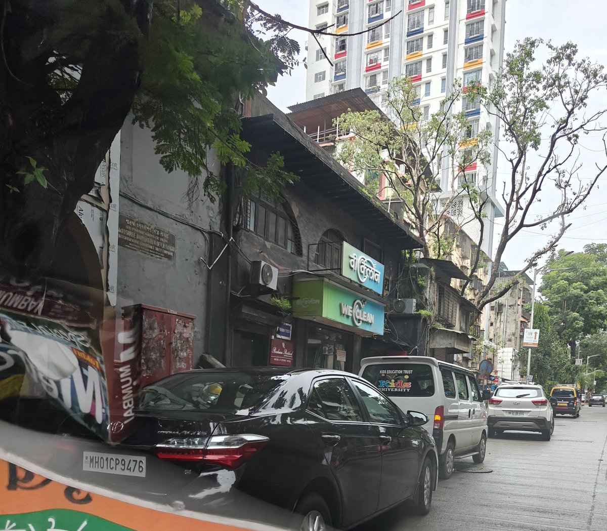 anchorabby1's tweet photo. @MTPHereToHelp Once again I am on my duty helping you know about the illegally parked vehicles on Duttaram lad marg opp Hakoba mills.This is an everyday scenario and it seems these people are not taking the police seriously.Or do they have a monthly parking pass? https://t.co/9qFn52vMjf
