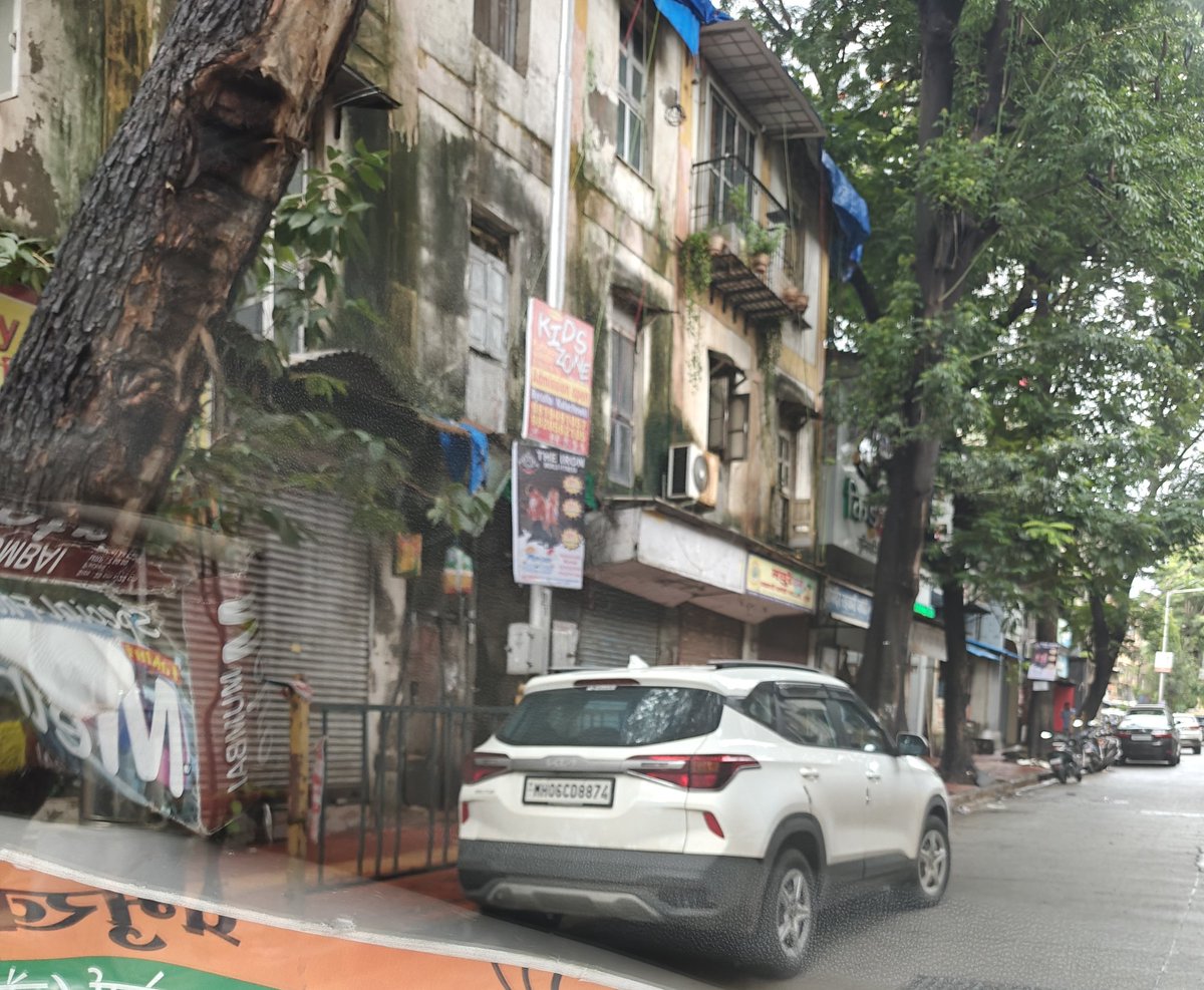 anchorabby1's tweet photo. @MTPHereToHelp Once again I am on my duty helping you know about the illegally parked vehicles on Duttaram lad marg opp Hakoba mills.This is an everyday scenario and it seems these people are not taking the police seriously.Or do they have a monthly parking pass? https://t.co/9qFn52vMjf