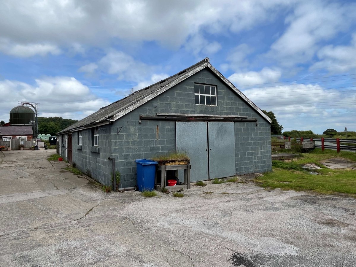 Forge_Property's tweet image. For sale farmyard and buildings of around 1.93 acres in Coedpoeth, Wrexham. Llidiart Fanny Farm comprises extensive hardstanding with 7 farm buildings, total area of 16,586 sq. ft. Offers sought around £525,000. forgeproperty.co.uk/blog/farmyard-…
#forgeproperty #farmyardforsale #Wrexham