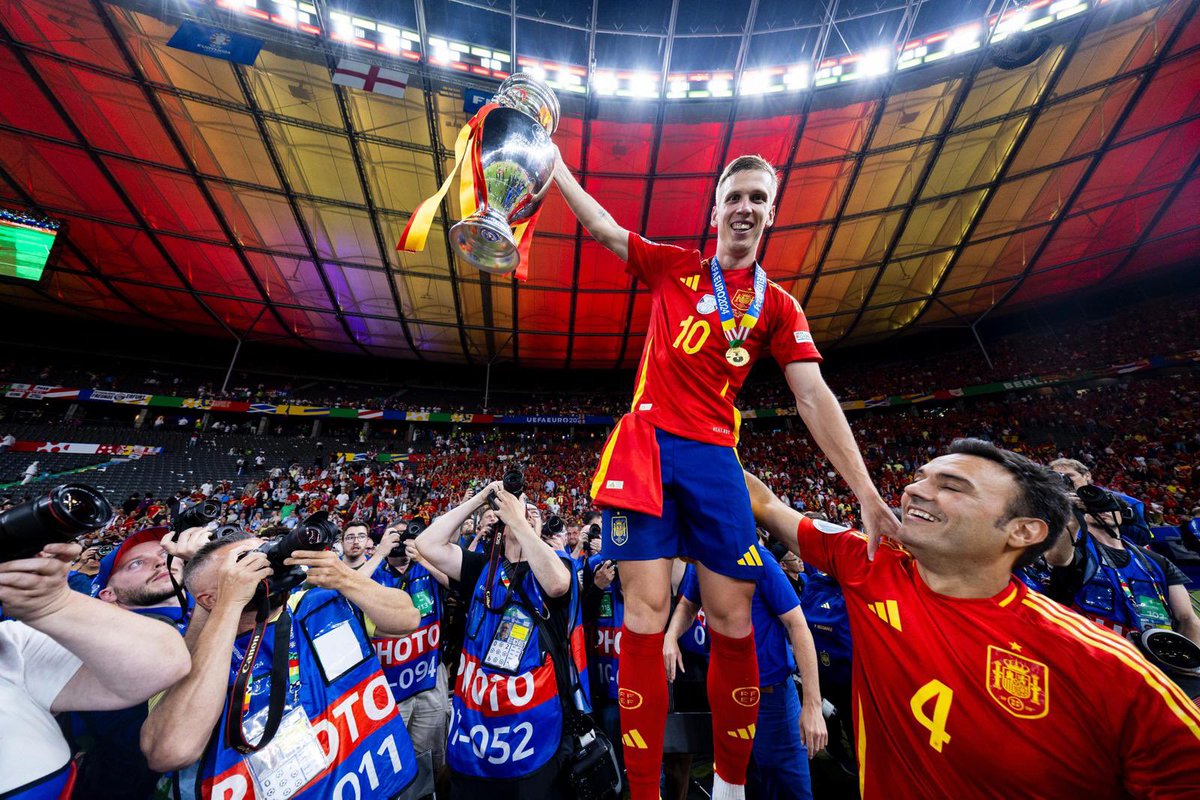 daniolmo7's tweet photo. Lo soñamos… Lo hicimos!!! #C4MPEONES ❤️💛🏆 @SEFutbol https://t.co/KFoZtE5vG0