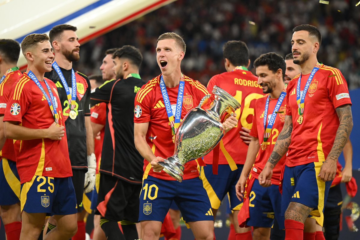 daniolmo7's tweet photo. Lo soñamos… Lo hicimos!!! #C4MPEONES ❤️💛🏆 @SEFutbol https://t.co/KFoZtE5vG0