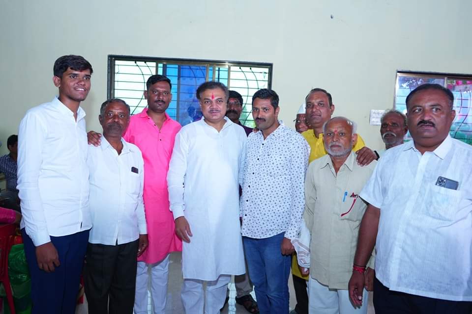 ranajagjitsinh1's tweet photo. श्री.अशोक बळीराम लाकाळ, भिकार सारोळा ता.धाराशिव यांच्या मुलाचा विवाह सोहळा मुरुड येथे संपन्न झाला. यावेळी उपस्थित राहून वधू-वरास शुभाशीर्वाद दिले. 

#विवाह #शुभेच्छा #धाराशिव #Dharshiv https://t.co/6BZlgaUcTp