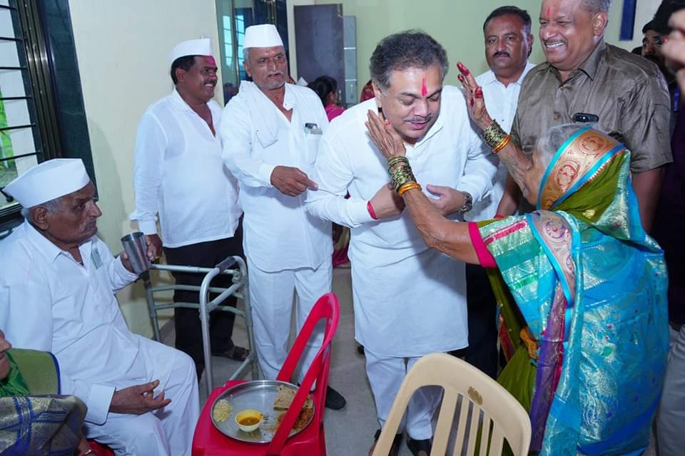 ranajagjitsinh1's tweet photo. श्री.अशोक बळीराम लाकाळ, भिकार सारोळा ता.धाराशिव यांच्या मुलाचा विवाह सोहळा मुरुड येथे संपन्न झाला. यावेळी उपस्थित राहून वधू-वरास शुभाशीर्वाद दिले. 

#विवाह #शुभेच्छा #धाराशिव #Dharshiv https://t.co/6BZlgaUcTp