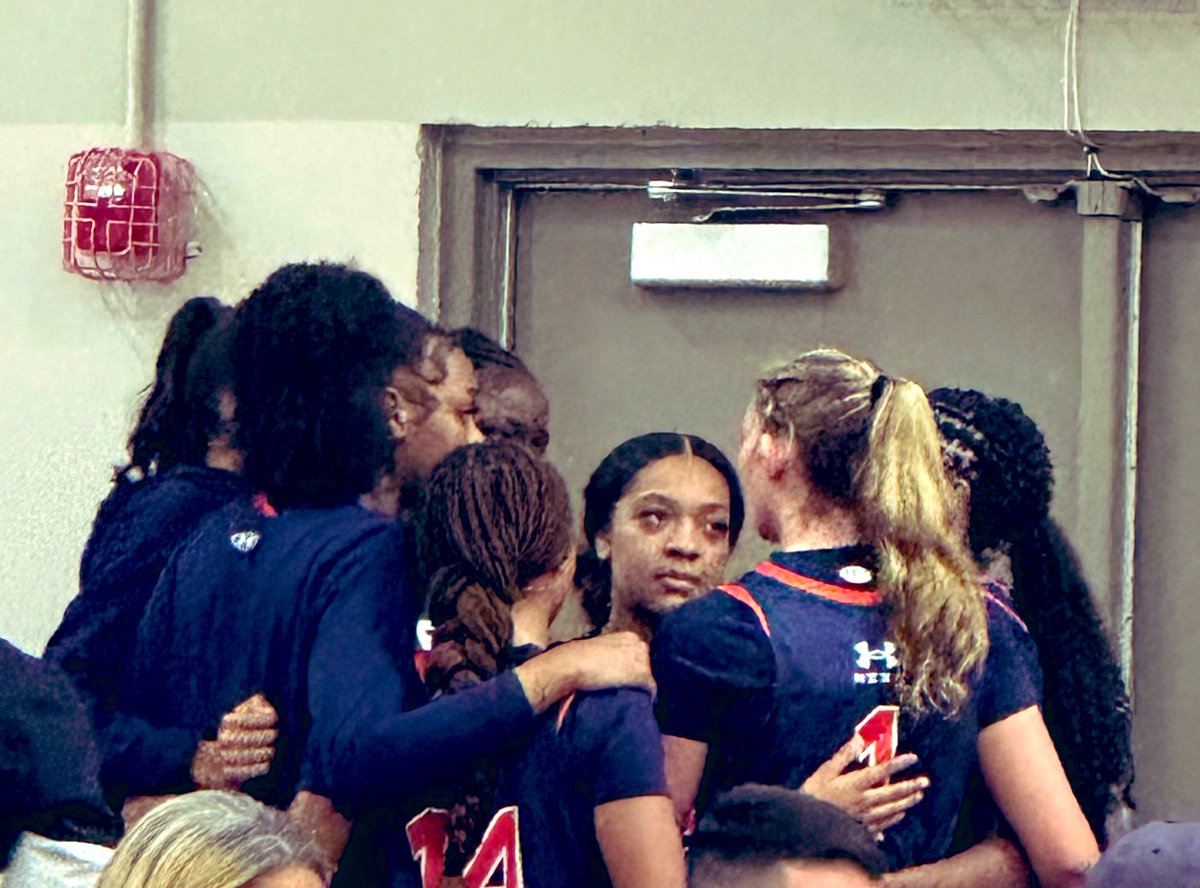 Kncrawf's tweet photo. Absolutely ❤️ watching these girls work!
I am a fan. #gladtobehere
@madi_crawford2 got better!
#ShowedOut #RecruitLSide 🖤🧡 https://t.co/CennslUXoZ