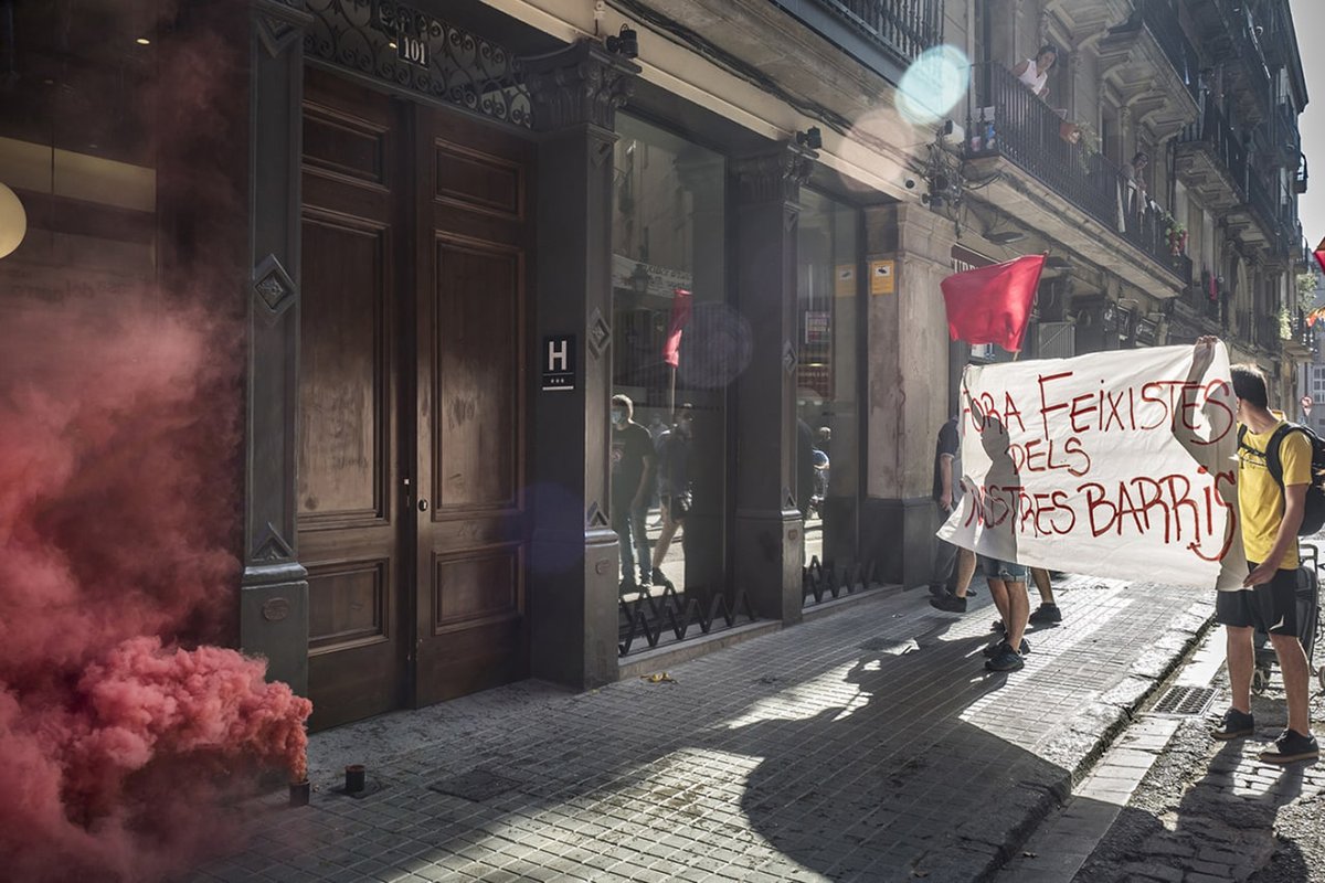 #REPRESSIÓ | Vox demana empresonar vuit antifeixistes del Raval de Barcelona directa.cat/vox-demana-emp… Arrenca el judici contra vuit veïnes a qui el partit d'extrema dreta demana sis anys de presó i la  Fiscalia de delictes d'odi 7.200 euros de pena-multa. Ho explica <a href="/dvdbou/">David Bou</a>