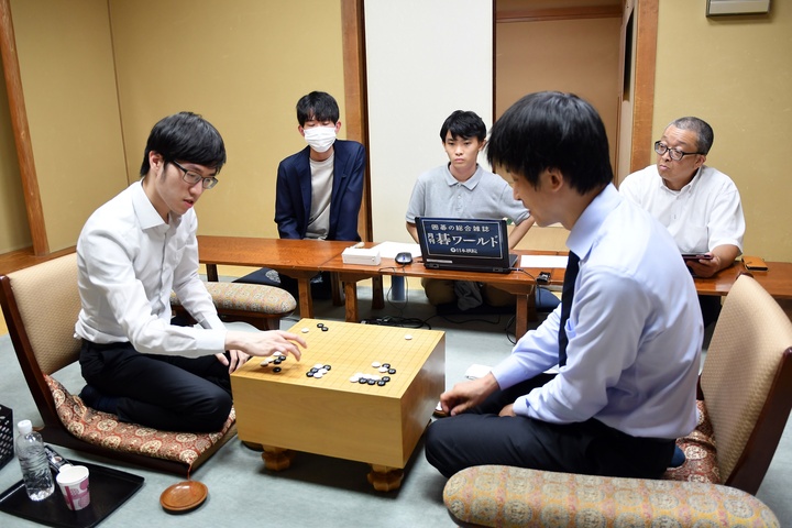 本日行われた第49期名人戦リーグ、張栩九段―許家元九段戦は許の白番中押し勝ちとなりました。許は５勝３敗でリーグを終えました。
#囲碁　#朝日新聞社