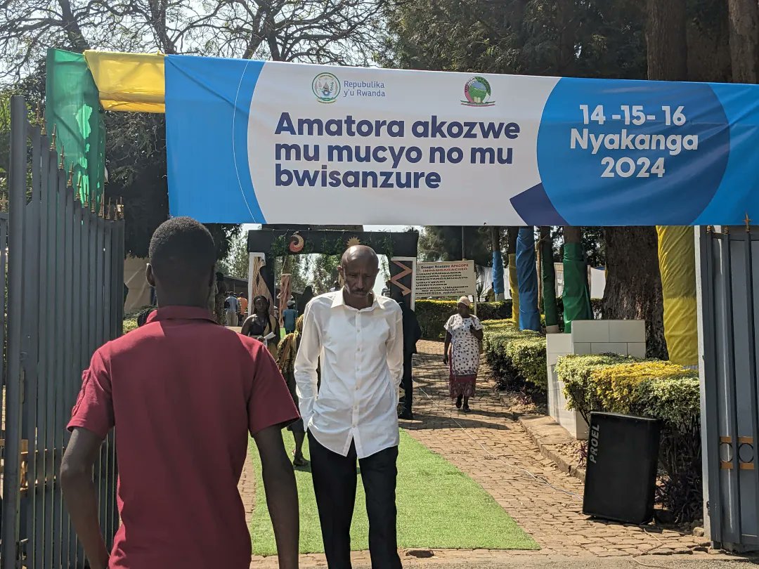 Inyarwandacom's tweet image. Mu karere ka @Nyarugenge Umurenge wa #Muhima, mu Kagari ka #Kabeza umuturage wese umaze gutora ari guhabwa ikawa (Coffee). 

Akagari ka KABEZA kateguye neza ibirori byo Gutora Umukuru w'Igihugu n'abadepite

#inyarwanda #inyarwandatrends #AmatoraMuMucyo