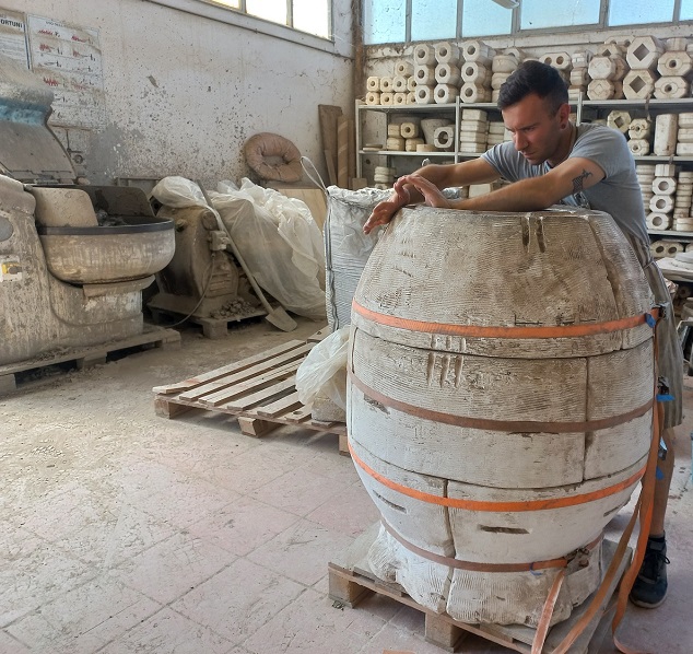 Ultimi aggiustamenti. Con il calco la giara giunge a conclusione più rapidamente. 🎯Sempre sotto l'occhio vigile e la mano esperta dell'artigiano 🏺
Qui con Fabio Deiana #amphora #terracotta Artenova #vino 🍷 #artisan <a href="/Craftville/">Craftville</a> <a href="/GeentyPatrick/">Herriespottery Pat Geenty</a> <a href="/vidamfora/">S'Àmfora</a>