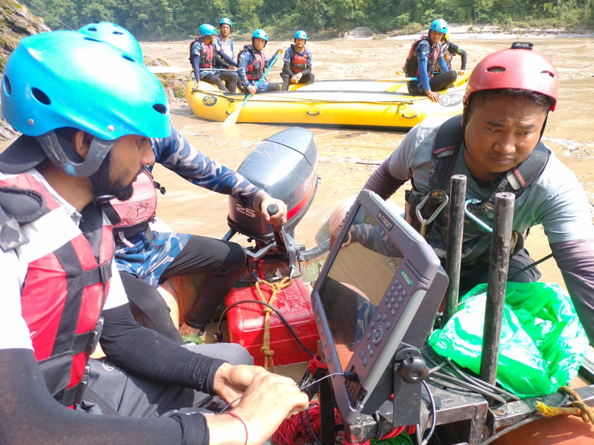 NDRRMA_Nepal's tweet photo. सिमलताल पहिरोमा परी बेपत्ता भएको बस र यात्रुको खोजीका लागि आजदेखि 'Echosounder Device(SONAR)' को प्रयोग गरिएको छ।सशस्त्र प्रहरी बल, नेपालले समन्वय गरी उक्त प्रविधिको प्रयोग मार्फत खोजी कार्य जारी राखेको हो। सोनारले ३ सय मिटर गहिराईसम्मको वस्तुको अवस्थाबारे जानकारी दिन सक्छ। https://t.co/XZrD8y4BoM