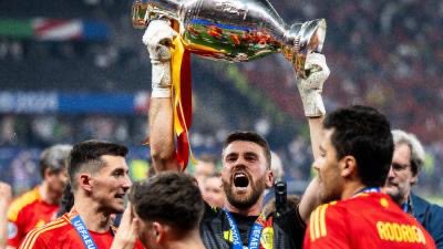 PedroMayo25's tweet photo. La importancia de levantar la copa con guantes. 
Puede parecer banal e irrelevante en un momento de éxito. 
Para las marcas que tanto invierten en atletas es la imagen de sus vidas y el aliciente para doblar la apuesta. https://t.co/odbLwRx1MA