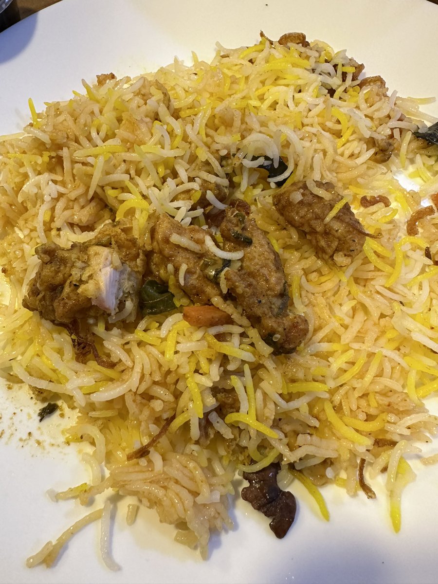 RathourPriyanka's tweet photo. @zomato @zomatocare @bikkganeBiryani Thnx for ruining my lunch &amp; sending Chicken Biryani (Non-veg) instead of Mushroom Biryani (Veg) to a hardcore vegetarian.
Ur boxes were not even labelled with veg or non-veg stickers so tht I cud have figured out before having it on my plate. https://t.co/Jq1dKUijdG