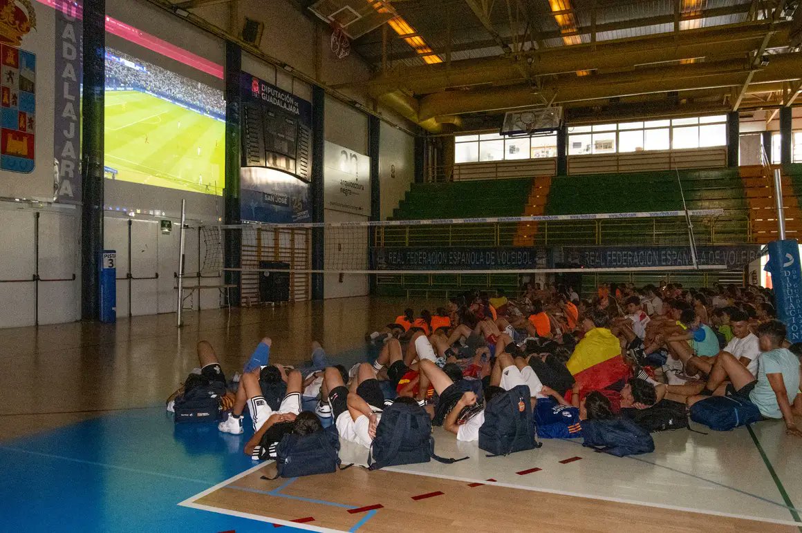 CampusRFEVB's tweet photo. DÍA 1️⃣
Recepción de jugadores y pruebas físicas, con la guinda final de una selección nacional de fútbol CAMPEONA DE EUROPA 🥳⚽️💪
Esto sí que es un buen arranque 💥 https://t.co/X9zwo95cGy