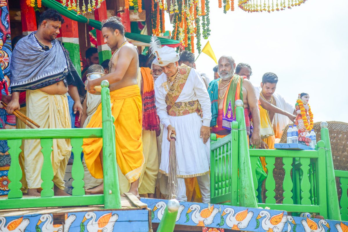 JagannathaDhaam's tweet photo. ଶ୍ରୀ ଶ୍ରୀ ଗଜପତି ମହାରାଜଙ୍କ ଦ୍ଵାରା ରଥ ଉପରେ ଛେରା ପହଁରା ନୀତି ସମ୍ପନ୍ନ ହୋଇଛି।

Chhera Pahanra ritual on the Rathas performed by Shri Shri Gajapati Maharaj.

#JaiJagannatha #BahudaYatra #RathaYatra2024 https://t.co/KQCu8yeILx