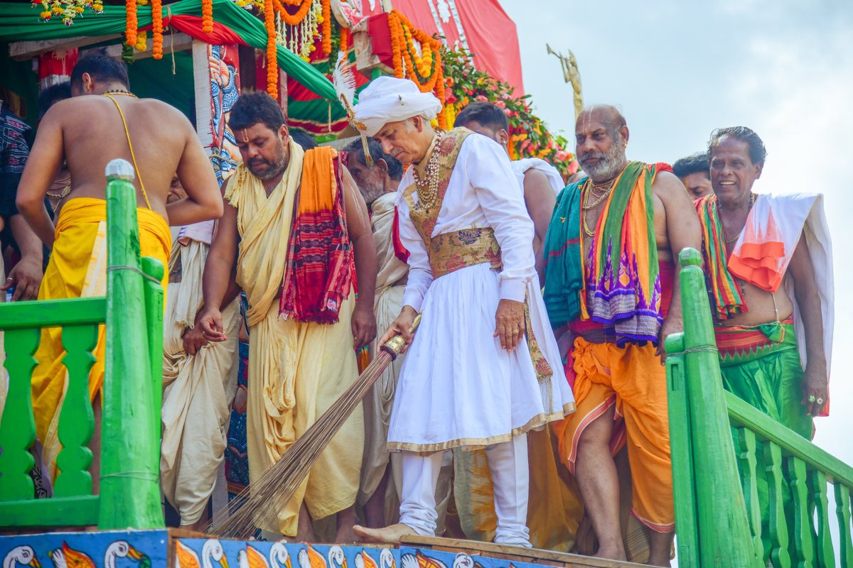 JagannathaDhaam's tweet photo. ଶ୍ରୀ ଶ୍ରୀ ଗଜପତି ମହାରାଜଙ୍କ ଦ୍ଵାରା ରଥ ଉପରେ ଛେରା ପହଁରା ନୀତି ସମ୍ପନ୍ନ ହୋଇଛି।

Chhera Pahanra ritual on the Rathas performed by Shri Shri Gajapati Maharaj.

#JaiJagannatha #BahudaYatra #RathaYatra2024 https://t.co/KQCu8yeILx