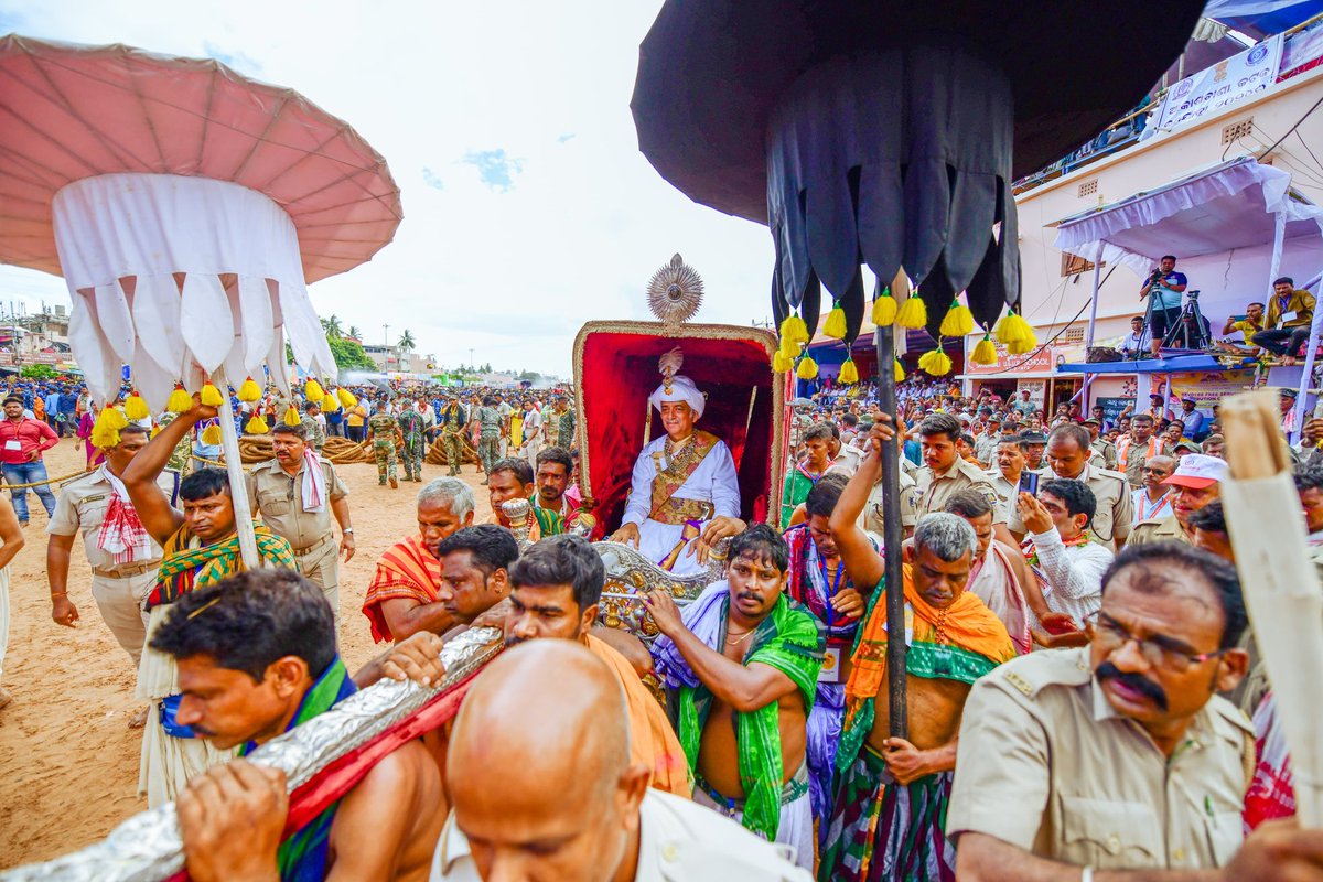 JagannathaDhaam's tweet photo. ଶ୍ରୀ ଶ୍ରୀ ଗଜପତି ମହାରାଜଙ୍କ ଦ୍ଵାରା ରଥ ଉପରେ ଛେରା ପହଁରା ନୀତି ସମ୍ପନ୍ନ ହୋଇଛି।

Chhera Pahanra ritual on the Rathas performed by Shri Shri Gajapati Maharaj.

#JaiJagannatha #BahudaYatra #RathaYatra2024 https://t.co/KQCu8yeILx