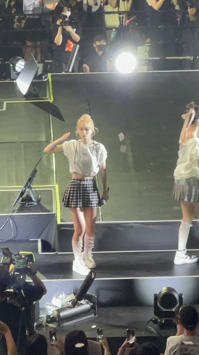 rinascence's tweet photo. Chaewon’s aggressive flying kiss today 😘 #FEARNADA_IN_JAPAN #FEARNADA_JAPAN #LE_SSERAFIM https://t.co/Vh9JIw3qEW