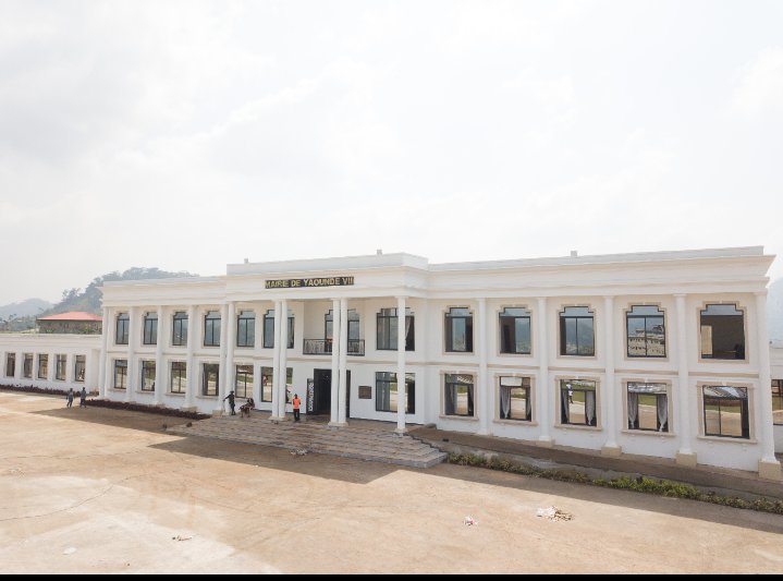 FEICOM1's tweet image. Ce jour, nous sommes à la mairie d&apos;arrondissement de Yaoundé VII. L&apos;ouvrage financé par le FEICOM permet d&apos;améliorer les conditions de travail du personnel de la Collectivité. En outre, il s&apos;inscrit dans la transformation du paysage urbain de Yaoundé.

#50ansFEICOM
#Cameroun