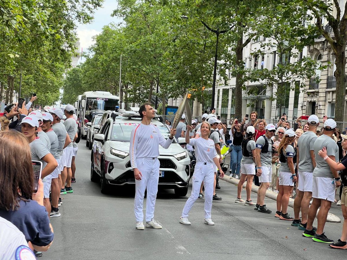 AOC1978's tweet photo. Il est l’un des agents du Ministère des @Sports_gouv les plus engagés dans la réussite des Jeux. J’avais à cœur qu’il porte la flamme et de le voir vivre ce grand moment. 
Avec notamment plus de 180 agents de l’État choisis comme éclaireurs, le relais c’est aussi ça, une formidable mise à l’honneur des hommes et femmes dévoués au service de leur pays. 
#EquipeDesFrançais #Paris2024