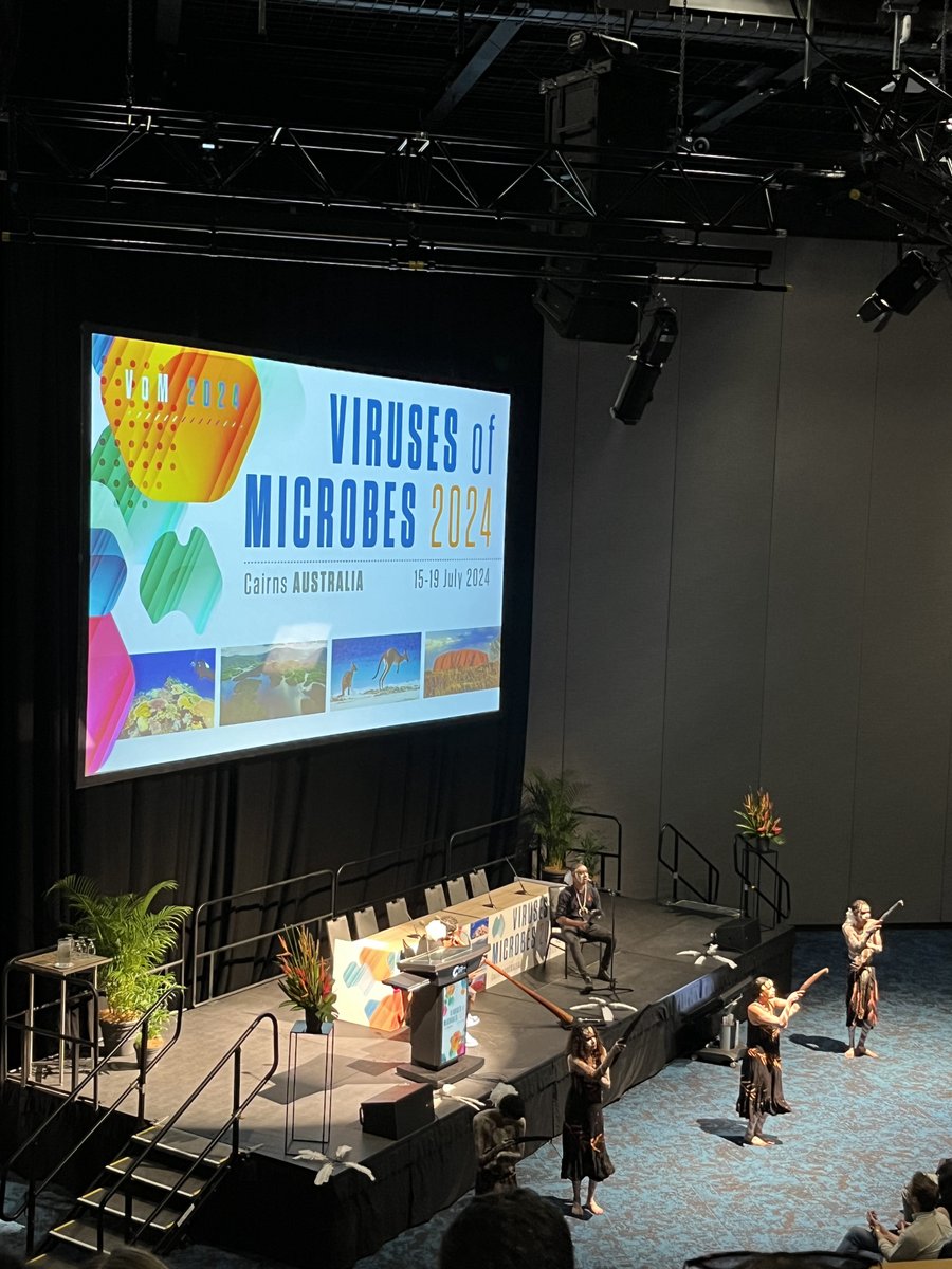 RBioinformatics's tweet image. Rime Bioinformatics have touched down in Cairns for #VoM2024 and so it begins with a warm welcome by Yidinydji people. Looking forward to a successful conference for everyone.