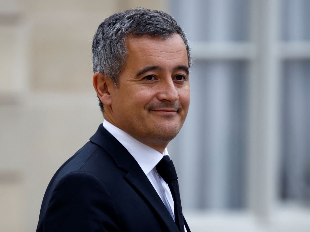 jmaphatie's tweet photo. Il faut noter le 18 juillet 2024, un jeudi, sur vos agendas. Ce jour là, dix-sept ministres en exercice participeront à l’élection du président ou de la présidente de l’ @AssembleeNat Du jamais vu en France, ni au Groenland, ni en Patagonie, ni dans aucune démocratie ayant atteint un certain degré de maturité. Montesquieu nous a appris que la séparation des pouvoirs - exécutif, législatif, judiciaire - constitue l’antidote au despotisme. Voilà où nous en sommes, en 2024, en France. 

Parmi les députés-ministres qui graviront jeudi les marchés qui mènent à l’urne de l’élection présidentielle,  figurera @GabrielAttal réélu député des Hauts-de-Seine le 7 juillet dernier. Quand il laissera tomber son bulletin dans le grand vase qui, à la tribune, les réceptionne, nous serons priés d’oublier par un ordre divin la fonction exécutive qui est la sienne au moment de ce vote. Pourtant, ce que verrons nos yeux, c’est bien l’impensable : le chef de gouvernement participant au choix de celui ou celle qui va présider l’Assemblée nationale. Une première en France sous la V° République. Le symptôme d’une dégradation de nos mœurs publiques. 

Un autre exemple, plus douloureux au regard de la symbolique, se présentera à nous. Réélu député de la 10ème circonscription du Nord le 7 juillet dernier, @GDarmanin votera lui aussi le 18 juillet. Or, nous saurons tous le regardant que son costume de parlementaire ne sera,qu’un déguisement censé dissimuler son uniforme de ministre de l’intérieur, chef de la police et de la maréchaussée réunies ! Flottera alors dans l’air un parfum de décembre 1851 et de Brumaire 1799, marques tragiques de la funeste famille Bonaparte qui par deux fois assassina les libertés. 

Bien sûr, un discours a été imaginé pour endormir la vigilance. Les ministres au 18 juillet seront démissionnaires, donc impossibles à censurer puisque réduits à expédier les « affaires courantes ». Notons d’abord que cette dernière expression recouvre une réalité que personne ne maîtrise, ni ne comprend. Son objet est clair. Elle vise à apaiser. Elle suggère que rien de grave, ni d’attentatoire aux principes ne se produit. Or, même démissionnaire, le premier ministre demeure chef de l’administration, et cela doit suffire à le disqualifier pour le vote du 18 juillet. Le raisonnement vaut pour Gérald Darmanin. Après tout, celui ci pourrait demander à ses troupes policières de prendre place autour du Palais-Bourbon jeudi après-midi, afin d’intimider les hésitants et apeurer les récalcitrants.

Je blague, bien sûr, mais jaune. 

La réalité est différente. Elle est connue de tous. La majorité présidentielle déconfite dans les urnes veut conserver la présidence de l’Assemblée nationale. Pour que rien ne change, @YaelBRAUNPIVET envisage même d’être candidate à sa succession. Il faut donc, c’est une raison de basse politique, que tous les députés macronistes, fussent-ils ministres, puissent exprimer leur soutien. Entre Montesquieu et la tambouille, c’est la tambouille qui gagne. 

Il faut rappeler ici le mot de @EmmanuelMacron au soir de la dissolution : « clarification ». Chacun jugera. 

Etonnant, non ?