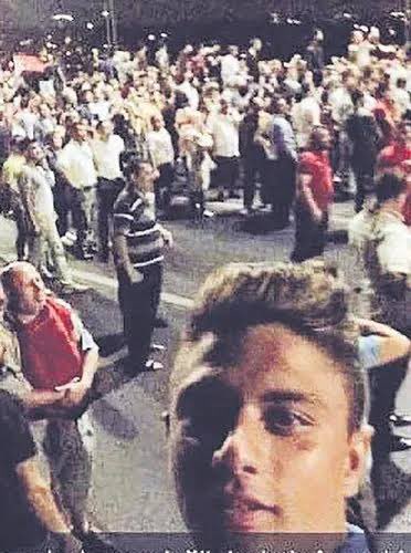 sinanakcil's tweet photo. 8 yıl geçti diye 15 Temmuzu unutursan,her zaman aynı hainlik tehlikesine hazır olman gerekir..Dik duruşlu halkı ve lideriyle büyük ülke Türkiyem,sen çok yaşa.. Şehitlerimizi bir kez daha rahmetle anıyorum..Ne mutlu Türküm diyene🇹🇷 https://t.co/W1qCsa8ZM3