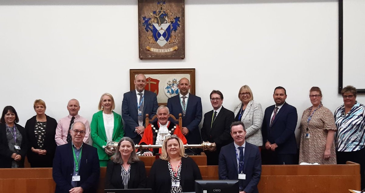LBofHavering's tweet photo. Twenty six schools in Havering have been commended for receiving “Good” and “Outstanding” Ofsted ratings. Havering��s Mayor Cllr Gerry O'Sullivan invited them to the Council Chamber to thank them for their amazing work. https://t.co/v0Xm7s9Gpk https://t.co/gHVRHEnffE