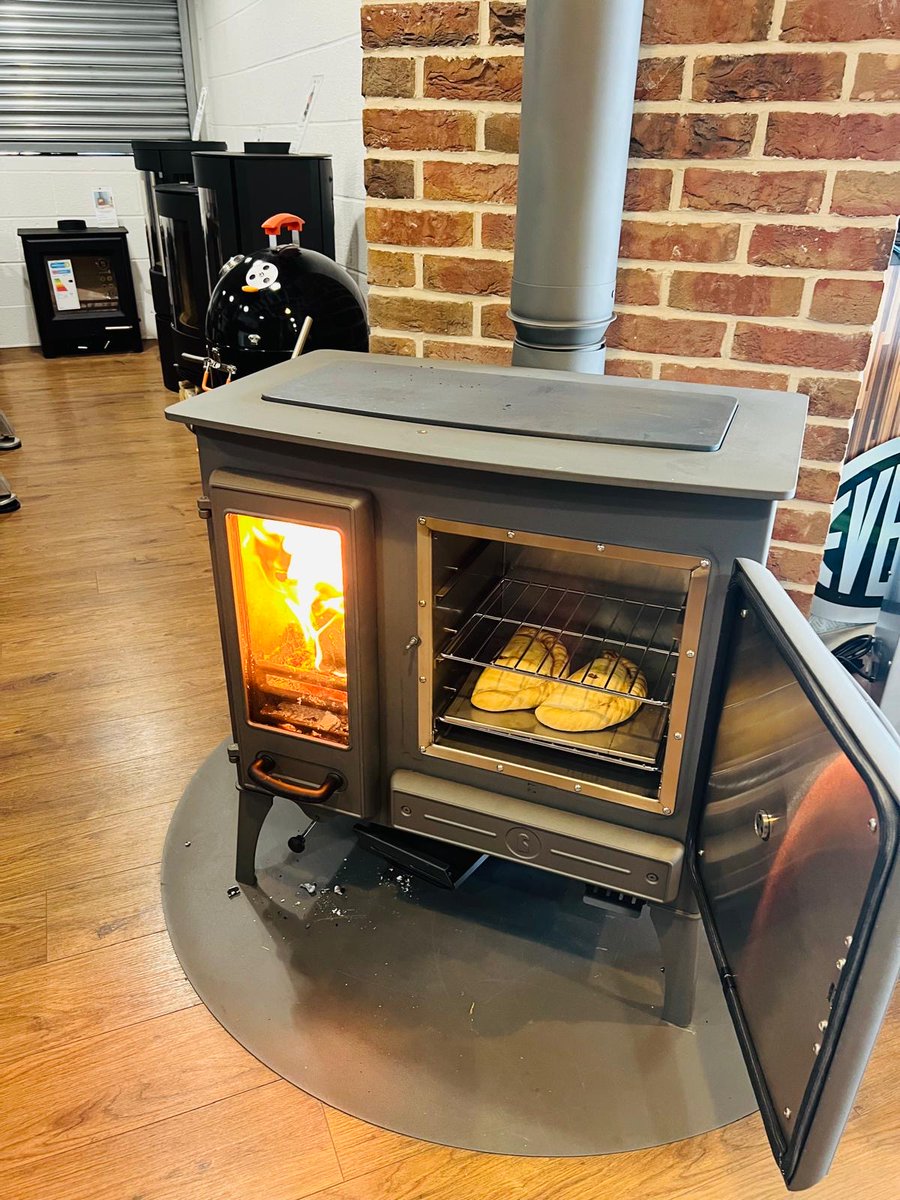 When you have a @Charnwoodstoves Haven in a Cornish showroom, it would be rude not to wouldn't it?

Get an idea of costs : kernowfires.co.uk/woodburner-ins…

#fireplace #cornwall #woodburner #HETAS #fire #interior #design #charnwood #cookstove #woodfiredstove