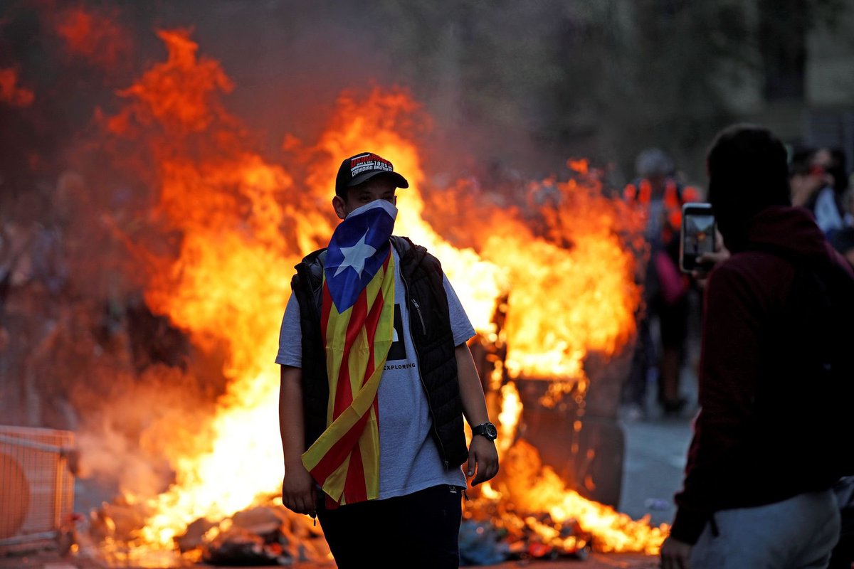 mrBlau33's tweet photo. @elnacionalcat Esta es la seña del nazi-catalanismo…. Lo recordáis??? 😬 https://t.co/WeyPejnX1T