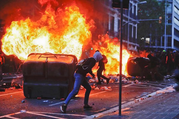 mrBlau33's tweet photo. @elnacionalcat Esta es la seña del nazi-catalanismo…. Lo recordáis??? 😬 https://t.co/WeyPejnX1T