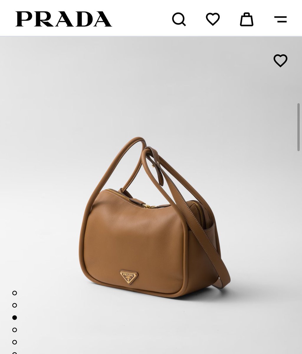 PRADAの前通ったら明らかにリンディのオマージュ()バッグが