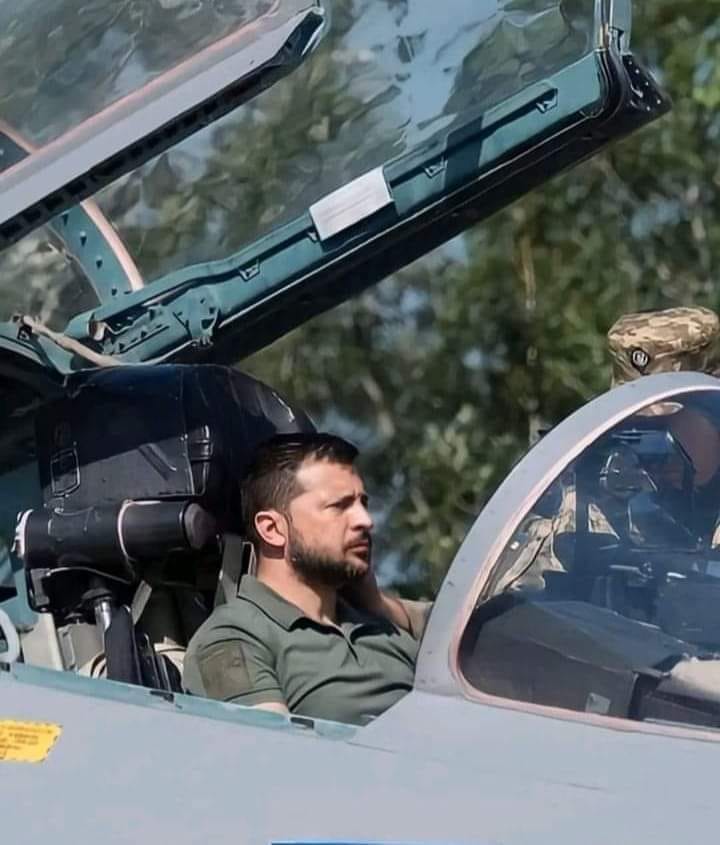 Порошенко, Турчинов, Ющенко, Рейган служили, тому мали право перевіряти бойову техніку.
Коли 4-разовий ухилянт сідає у бойовий літак – це насмішка над військовими.
Найбільший цинізм, коли паяц🤡 з підмостків і саун ворога одягає на себе скоморошну мілітарі робу.
Фу, мля! 🤮