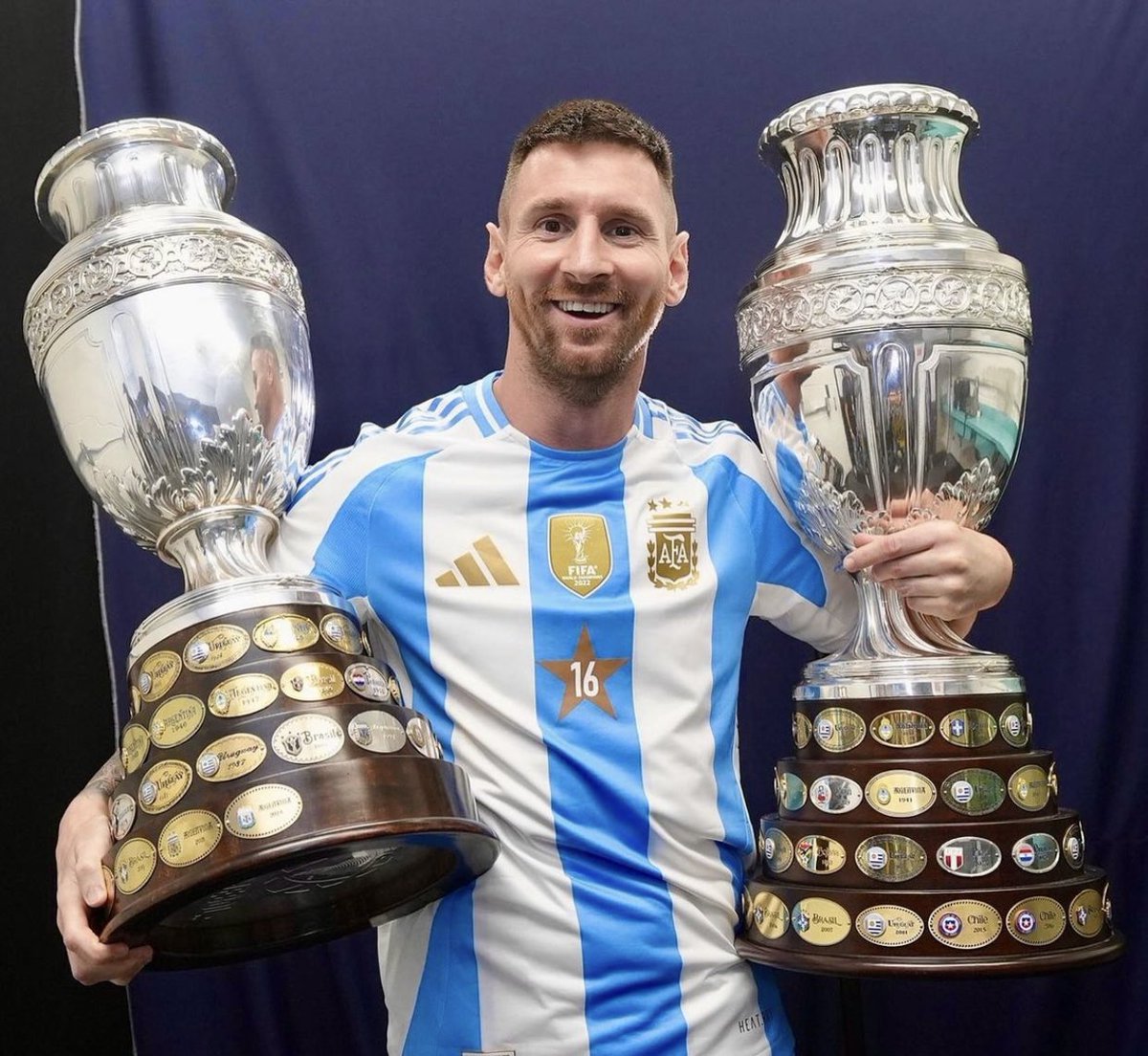 “Una más… 🏆🏆”.

Messi vía Instagram.