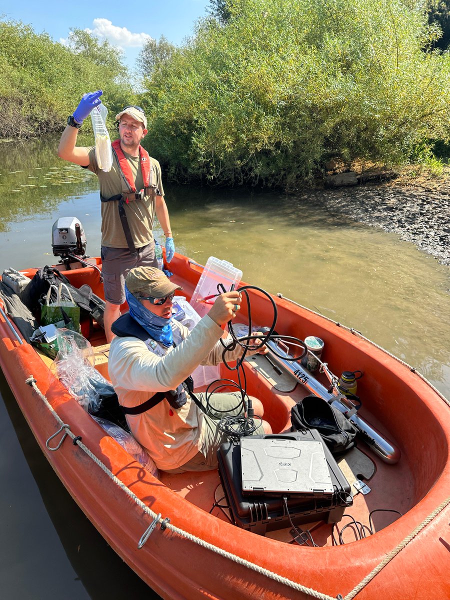 ZSLMarine's tweet photo. 🛥️Day 2 -The team spent the morning prepping and loading equipment on the boat. Despite a slight delay in delivery of equipment, we started sampling in the afternoon. First day of actual sampling was a success! We scanned 16 km of riverbed and took 8 #eDNA samples on the Severn. https://t.co/jUiQeTxVgD