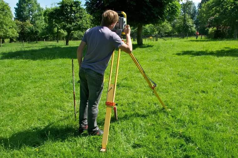 Boursorama's tweet photo. Vous souhaitez clôturer votre terrain, planter des arbres ou construire en bordure de votre propriété ? Méfiance, car les séparations déjà existantes comme les haies ou les murs ne reflètent pas toujours les limites réelles de votre propriété. #bornage 🌳🌲 https://t.co/ntn0v4Ke0E