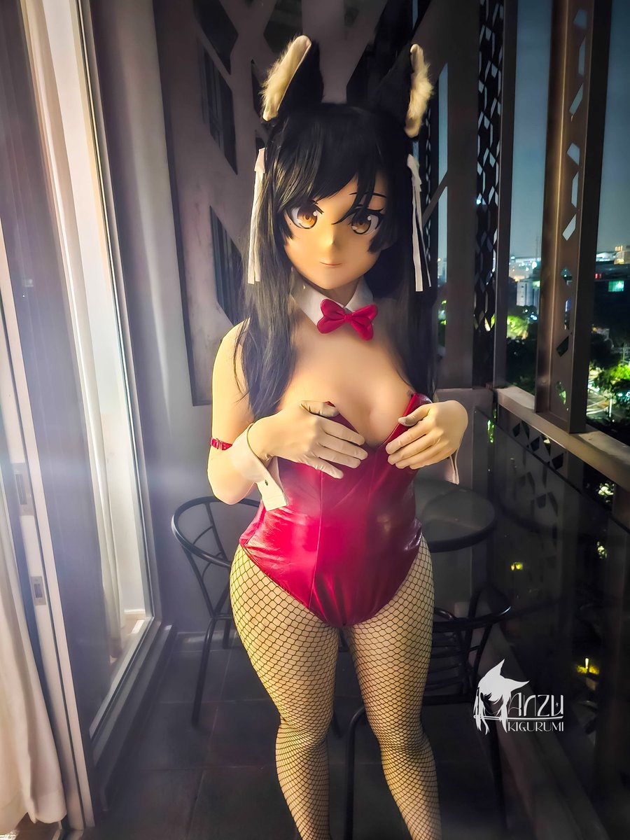 AnzuKig's tweet photo. The view from this balcony at night is so nice, you want to accompany this red bunny until midnight. ❤🐰❤🐰 
#kigurumi
#着ぐるみ
#キグルミ https://t.co/2Z5g1laVSH