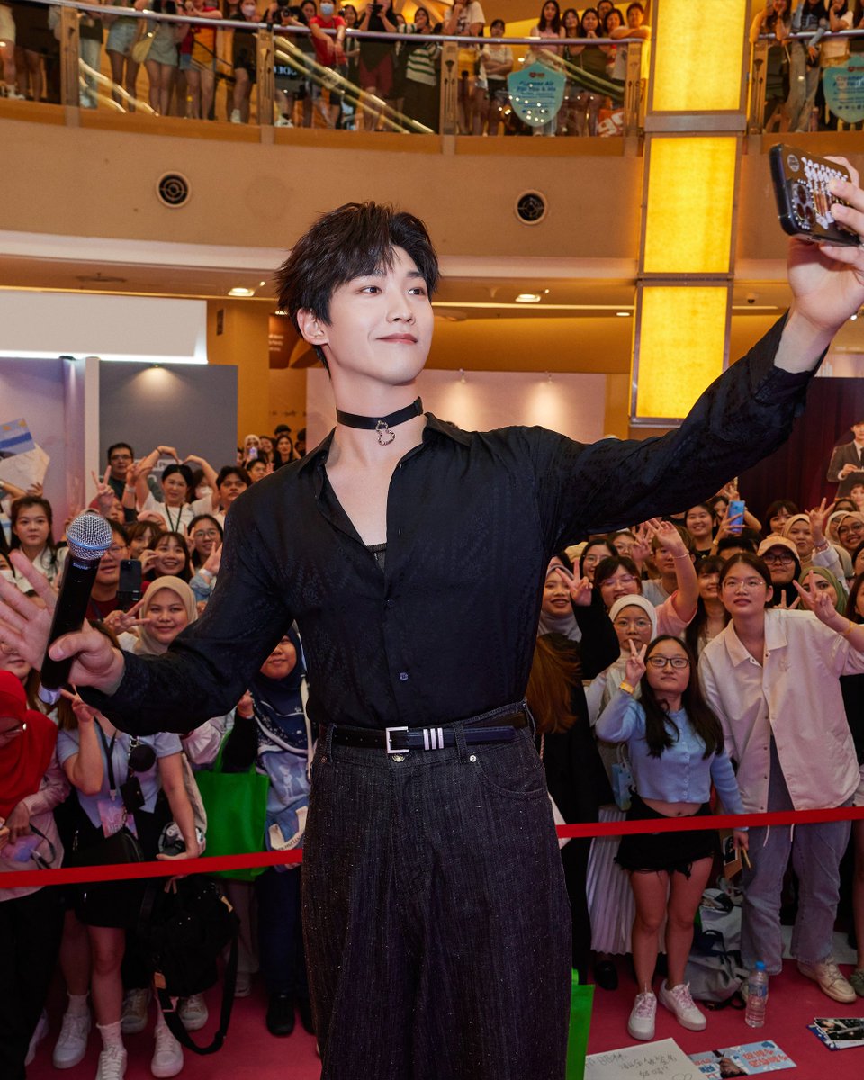WeTVOfficial's tweet photo. Welcome #XingZhaolin to Kualalumpur! @wetvmalaysia
👀 Guess who's shining bright at our event?
Check his work on WeTV👉https://t.co/Wh089iMHiB
#邢昭林 #MyGirl #我的女孩 #ChoiceHusband #择君记 #AccidentallyMeowonYou #一不小心喵上你 #CuteProgrammer #程序员那么可爱 #YouAreMyDestiny #你是我的命中注定 #TheEternalLove #双世宠妃
#WeTVHiFive #WeTV5thAnniversary #WeTV #WeTVAlwaysMore