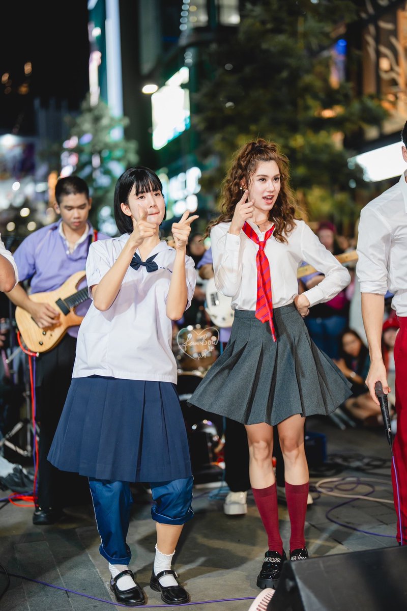 bow_fanclub's tweet image. ภาพกิจกรรม  #โลกหมุนรอบเธอinSiam 
โดยนักแสดง #โลกหมุนรอบเธอ และ วง #Multitrack 

ที่ Siam Square Walking Street

#โลกหมุนรอบเธอ #neverenough 
#โบว์เมลดา #bow_maylada 
#แฟนโบว์ #bow_fanclub 

Cr. @jordwphoto