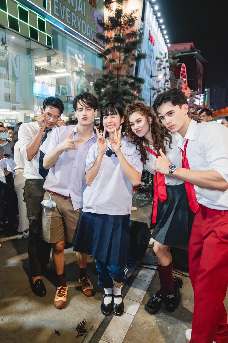 bow_fanclub's tweet image. ภาพกิจกรรม  #โลกหมุนรอบเธอinSiam 
โดยนักแสดง #โลกหมุนรอบเธอ และ วง #Multitrack 

ที่ Siam Square Walking Street

#โลกหมุนรอบเธอ #neverenough 
#โบว์เมลดา #bow_maylada 
#แฟนโบว์ #bow_fanclub 

Cr. @jordwphoto